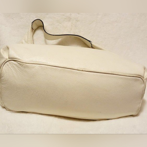 This is a beautifully well kept GUCCI Soho HOBO bag - Picture 4 of 9